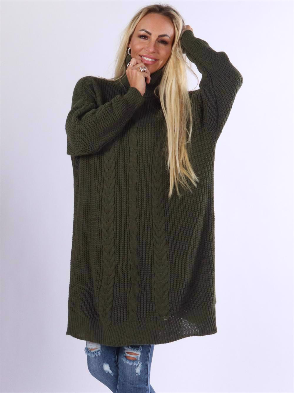 Jazmin - Højhalset strikkjole med kabelstrik